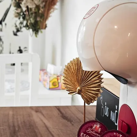 Old Town W Balcony Only 5 Min Danube River Apartamento