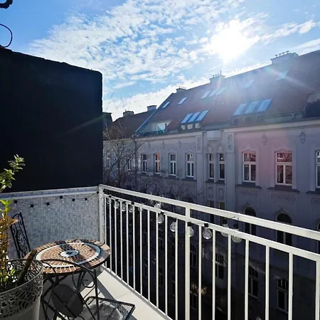 Old Town W Balcony Only 5 Min Danube River *