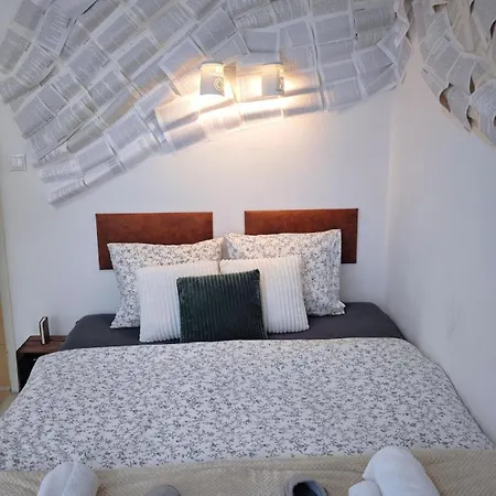 Old Town W Balcony Only 5 Min Danube River Apartament