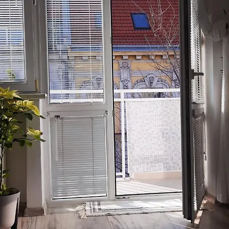 Old Town W Balcony Only 5 Min Danube River Apartman *
