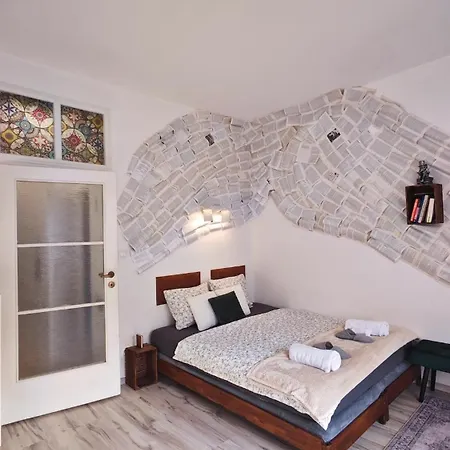 Old Town W Balcony Only 5 Min Danube River Apartamento