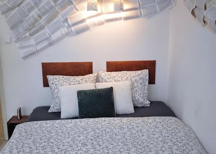 Old Town W Balcony Only 5 Min Danube River 아파트