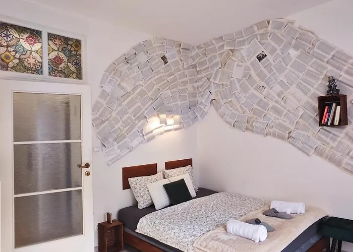 Old Town W Balcony Only 5 Min Danube River Appartement