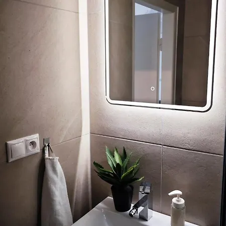 Apartment Old Town W Balcony Only 5 Min Danube River *